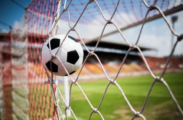 Ukrajina chce obnoviť napriek vojne profesionálne futbalové súťaže, schválil to prezident Zelenskyj