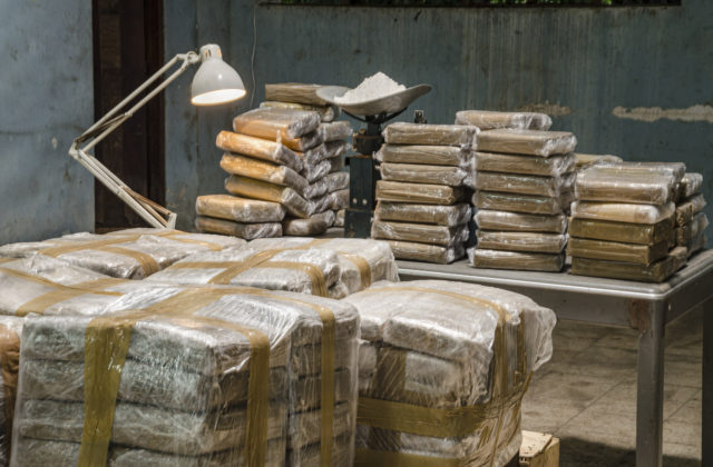Grécka polícia zhabala veľkú zasielku kokaínu, za pašovanie drog skončili v putách štyria Briti