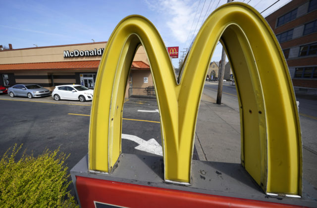 Parížsky súd schválil vyrovnanie za daňové úniky, McDonald’s musí zaplatiť 1,24 miliardy eur