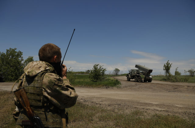 Ukrajinci odrážajú ruské útoky na Avdijivku severne od Donecka, pochvaľujú si HIMARS aj húfnice M777
