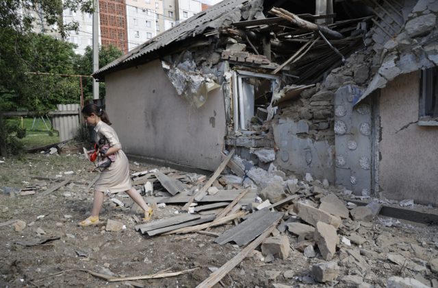 Zo zničených budov v Mariupole vyťahujú stovky tiel, podľa starostu je to nekonečná karavána smrti