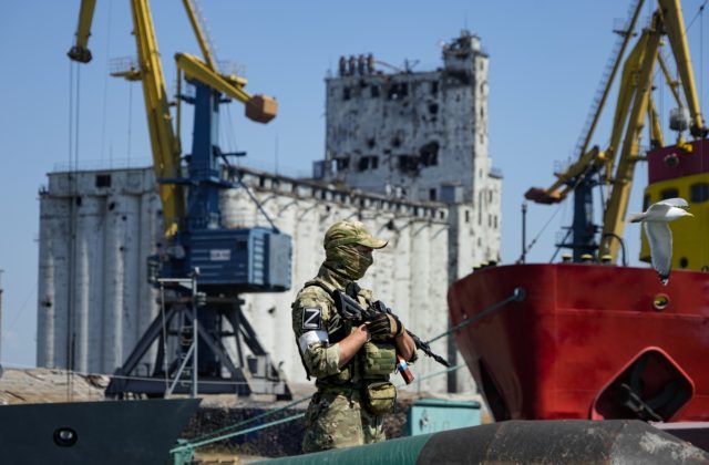 Rusi pokračujú v útokoch na Sjevjerodoneck, rokovania o mieri by mohli pokračovať v auguste