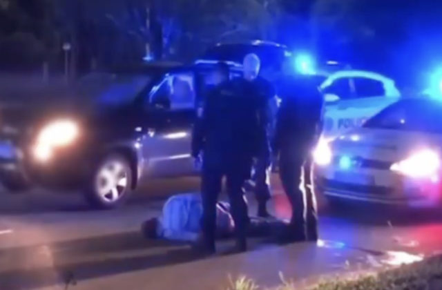 Policajná naháňačka v Nitre, vodiča zastavili až dva výstreli na zadné kolesá (video)