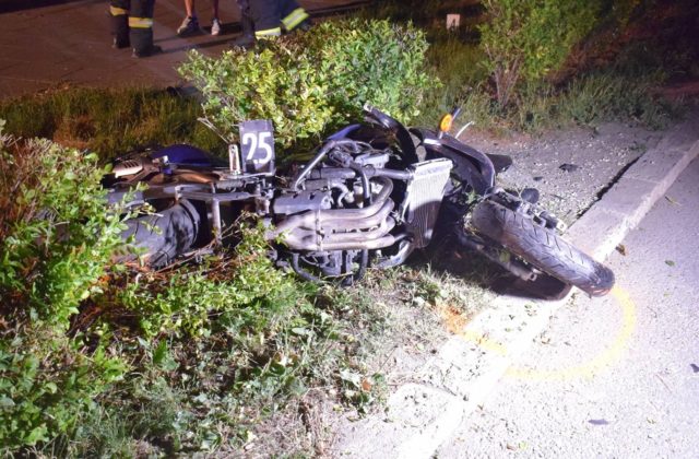 Mladý motocyklista prišiel v Košiciach o život, zišiel z cesty a narazil  do stĺpu verejného osvetlenia (foto)