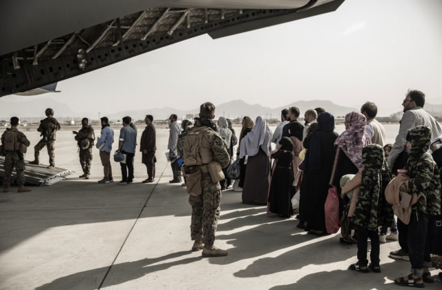 Nemeckí vyšetrovatelia si posvietia na nezdarenú evakuáciu z Afganistanu, napospas Talibanu tam nechali tisícky ľudí