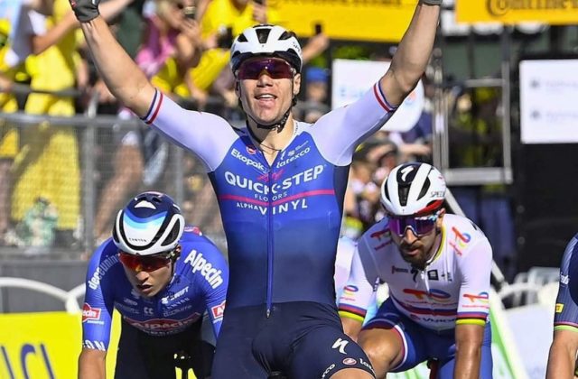Tour de France: Peter Sagan v druhej etape útočil na pódiové umiestnenie, Jakobsen ho však v závere vyblokoval a takmer spadli (video)