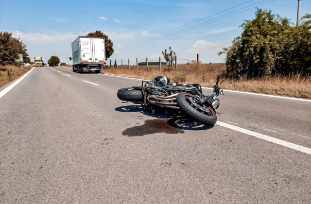 Mladého motorkára zrejme stála nepozornosť život po tom, čo sa zrazil s dvomi autami (foto)