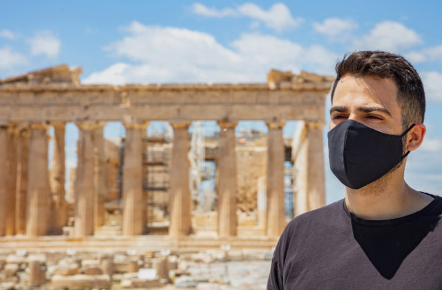 Koronavírus sa v Grécku rýchlo šíri, z obľúbených letovísk dovolenkárov hlásia tisícky nakazených