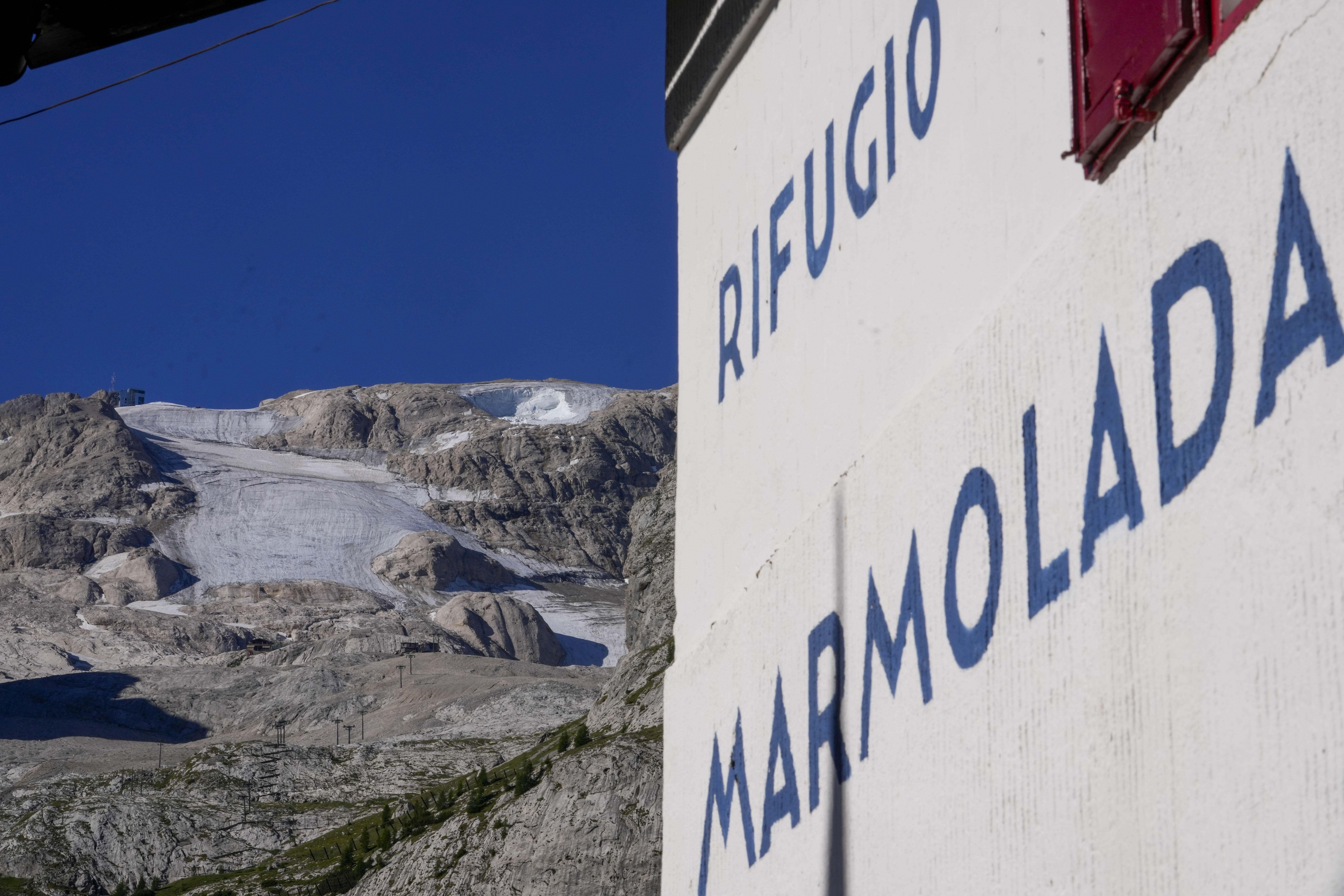 Počet obetí po páde ľadovca na hore Marmolada stúpol na 10, stále však neidentifikovali všetkých