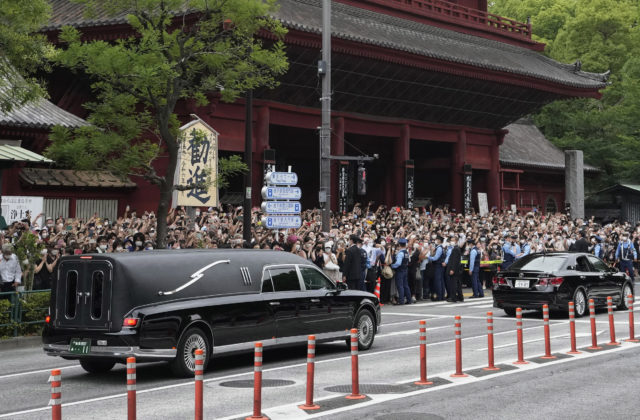 V Tokiu sa poslednýkrát rozlúčili so Šinzo Abem,  úctu mu prišlo vzdať aj množstvo ľudí (video)