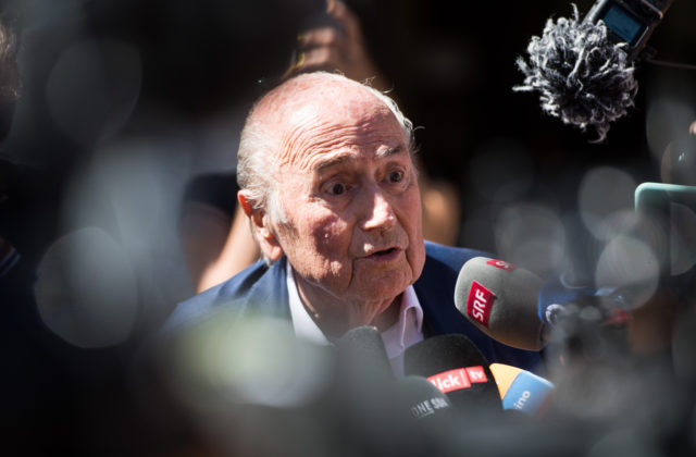 Súd oslobodil Blattera a Platiniho v prípade podvodov, Blatter dostal dokonca odškodné