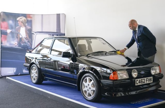 Auto princeznej Diany vydražili za 650-tisíc libier, o čierny Ford bol veľký záujem (foto)