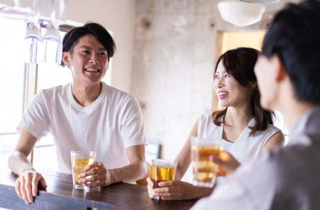 Mladí Japonci by mali piť viac alkoholu, reakcie na kampaň sú zmiešané
