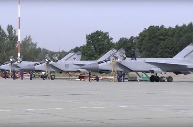 Rusko nasadilo v Kaliningradskej oblasti stíhačky MiG-31 s hypersonickými raketami Kinžal (foto)