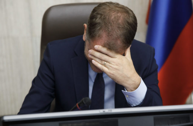 Ministrom pre vysoký deficit zmrazia platy a začína platiť dlhová brzda, Doležal nemá problém s vrátením
