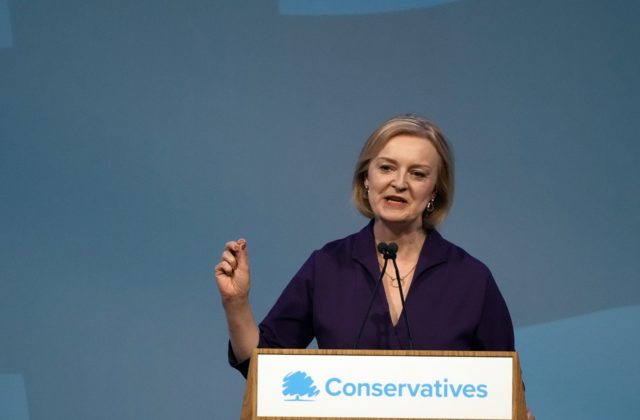 Novou britskou premiérkou sa stane Liz Trussová, vo funkcii vystrieda Borisa Johnsona