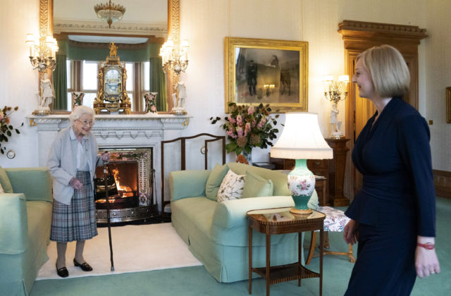 Británia má novú premiérku, kráľovná poverila zostavením vlády Liz Trussovú