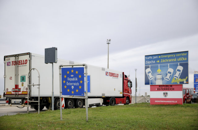 Kontroly na hraniciach so Slovenskom predĺži aj Rakúsko