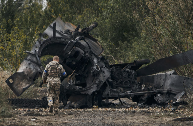 Rusi po ukrajinskej protiofenzíve opúšťajú svoje pozície a utekajú s korisťou