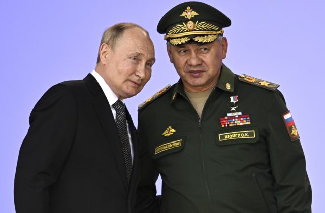 Putin podľa vojnových analytikov vydáva protichodné rozkazy, zrejme prestal dôverovať Šojguovi a  ministerstvu obrany