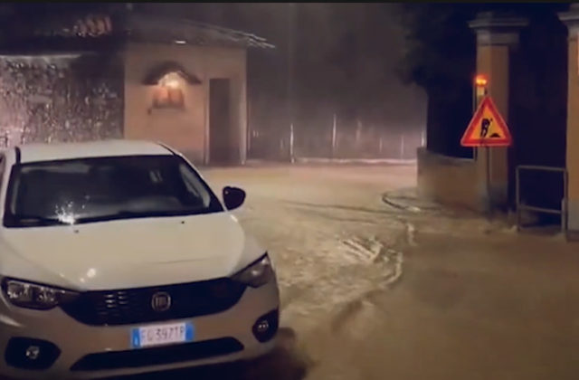 Taliansko zasiahli mimoriadne silné dažde a záplavy pripomínajúce cunami si vyžiadali najmenej 10 mŕtvych (video)