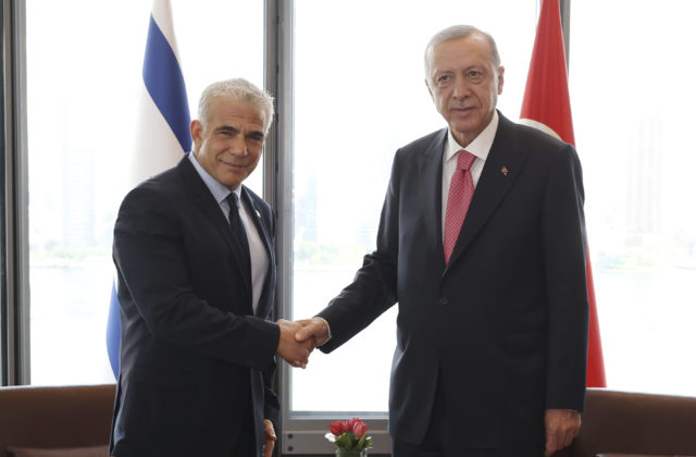 Turecko a Izrael utužujú svoje diplomatické vzťahy, Lapid sa stretol v New Yorku s Erdoganom po viac ako desaťročí