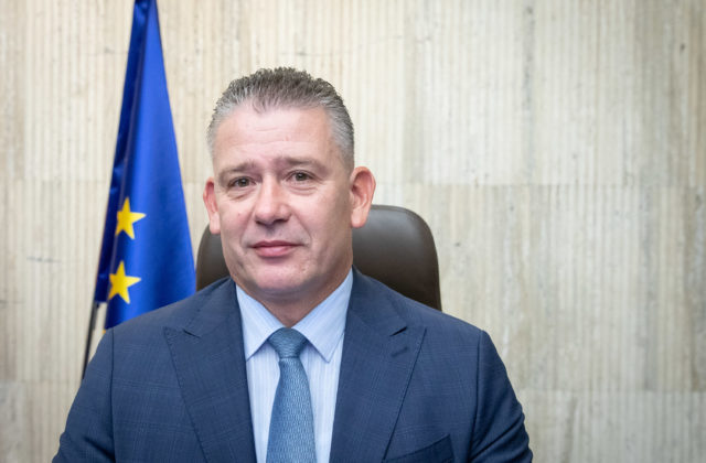 Minister Mikulec nemá Pčolinského dôveru aj pre kauzu zadržania jeho brata