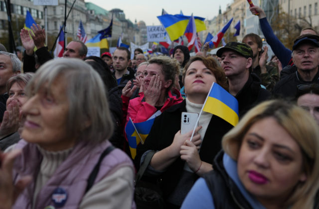 Desaťtisíce demonštrantov v Prahe vyjadrili podporu Ukrajine, davu sa prihovorila aj Olena Zelenská (foto)