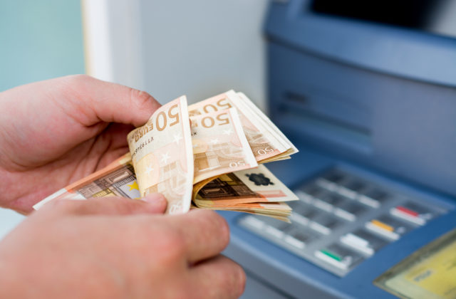Muž našiel v bankomate peniaze a vzal si ich, teraz je obvinený z trestného činu zatajenia veci