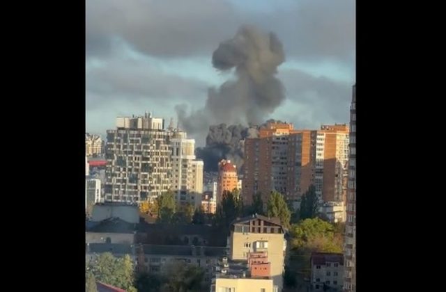 Rusi vystrelili na Ukrajinu približne 100 rakiet, zasiahli aj obytné budovy v Kyjeve