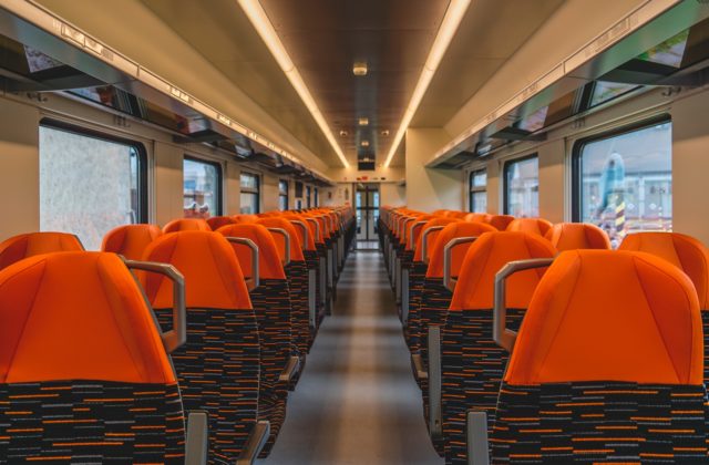 Úplne nové osobné vozne skvalitňujú vlakovú dopravu na východnom Slovensku