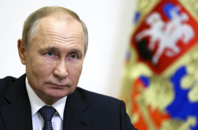 Putin v Petrohrade tvrdil, že cieľom invázie je ukončenie „vojny“, ktorá na Ukrajine zúri od roku 2014