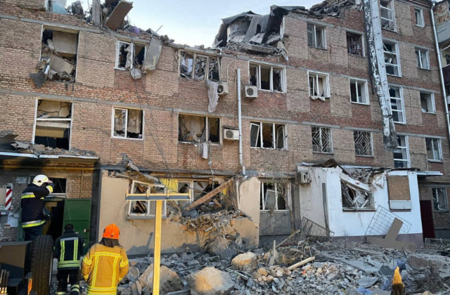 Mesto Mykolajiv bolo v noci masívne bombardované, pod ruinami bytovky sa snažia nájsť obyvateľov (foto+video)
