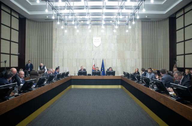 Ministerstvá nesplnili desiatky úloh z uznesení vlády, na druhom mieste je Doležalovo