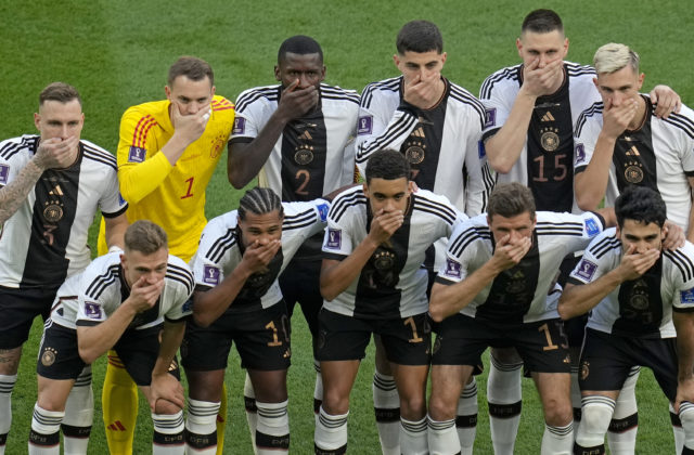 Nemci si pred zápasom na MS vo futbale prekryli ústa, Oudéaová-Castérová vyzýva Francúzov na niečo podobné