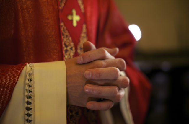 Prípady sexuálneho zneužívania detí katolíckymi kňazmi sa kopia, vo Francúzsku už obvinili 11 biskupov
