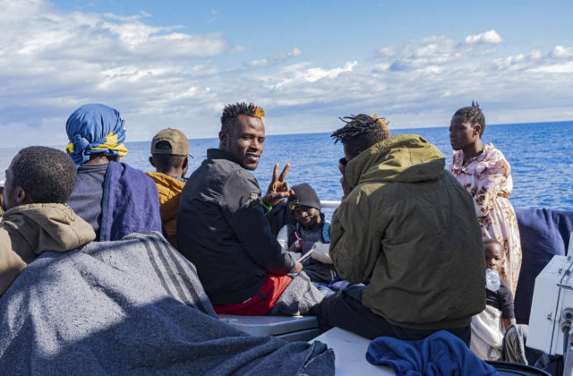 Približne 300 pravdepodobných migrantov zachránili z potápajúcej sa lode