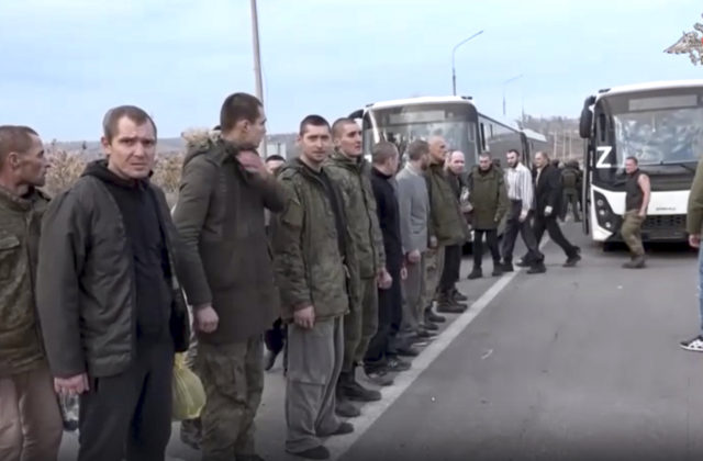 Rusi sa majú vyhrážať strieľaním vlastným ustupujúcim vojakom na Ukrajine
