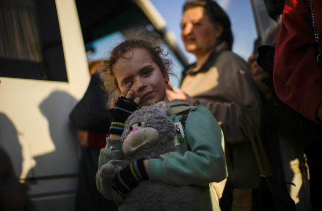 Rusi odviedli z dediny v Chersonskej oblasti 34 detí a ich návrat k rodičom odkladajú. Skončia v ruských rodinách?