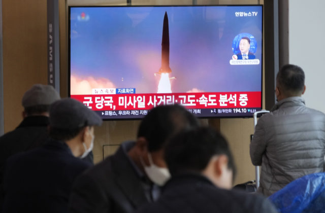 Severná Kórea vystrelila rekordný počet rakiet k juhokórejskému ostrovu za jeden deň, obyvateľov evakuovali