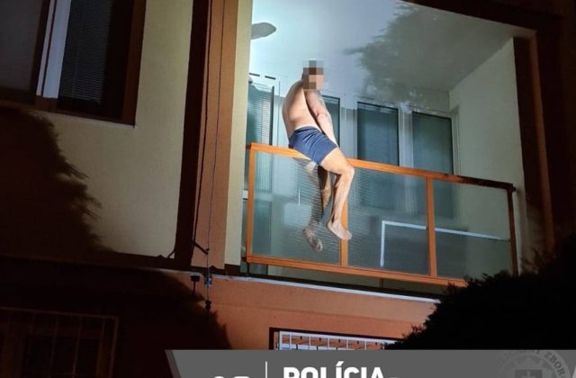 Polícia v rámci akcie Stavbár zaistila aj drogy, jeden z obvinených sa pokúsil o útek cez balkón (foto)