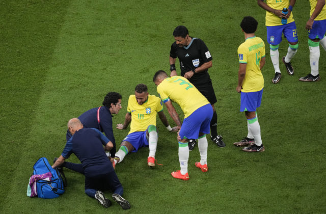 Neymar nestihne ani zápas proti Kamerunu, lekár tímu neuviedol čas jeho návratu. Brazílčania sa sťažujú na trávnik