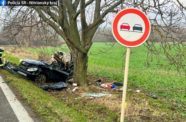 Pri obci Klasov došlo k tragickej dopravnej nehode, 38-ročný vodič narazil s Volkswagenom do stromu
