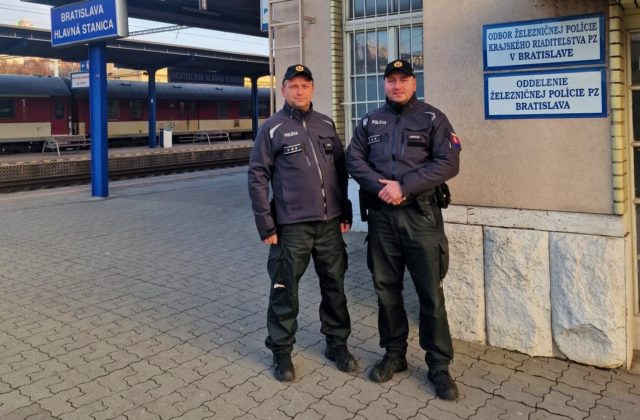 Železniční policajti zachránili muža, ktorý chcel spáchať samovraždu. Vo vlaku bol aj so svojimi dvoma deťmi