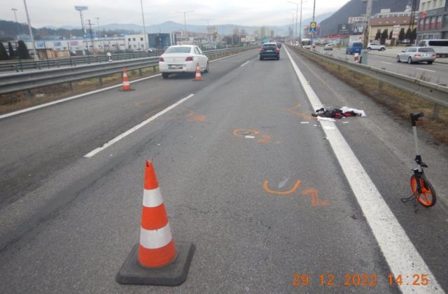 Chodec vošiel na diaľnicu R1 v Banskej Bystrici, vodič Peugeotu už tragédii nedokázal zabrániť (foto)