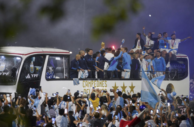 Majstrov sveta čakali po návrate do Argentíny davy, novinári žiadajú ospravedlnenie za urážky od reprezentácie