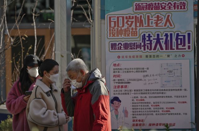 Čína zmierňuje opatrenia proti koronavírusu, nové varianty sú slabšie