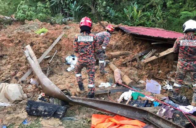 Počet obetí zosuvu pôdy v malajzijskom kempe stúpol na 24, záchranári ďalej pátrajú po nezvestných