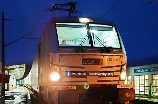 Žena po zrážke s vlakom zahynula, rušňovodič ju spozoroval pri stanici Vinohrady (foto)
