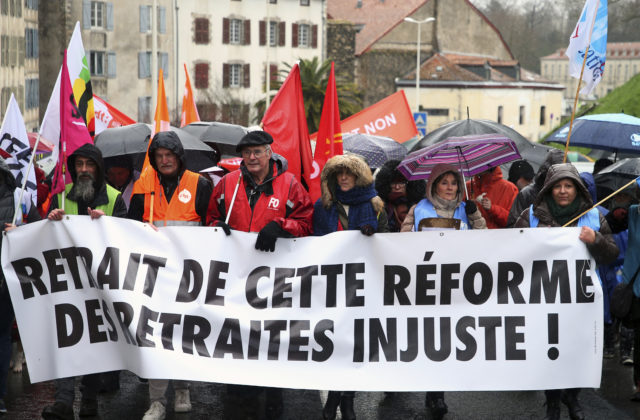 Tisícky ľudí vo Francúzsku demonštrujú proti dôchodkovej reforme, takmer štyridsiatich zadržali